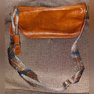 Elegant Tan Leather Crossbody Bag with Patterned Strap